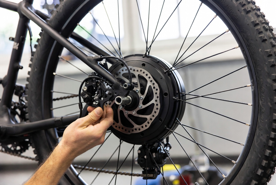 Hub motor and disc brake work on an electric bicycle wheel